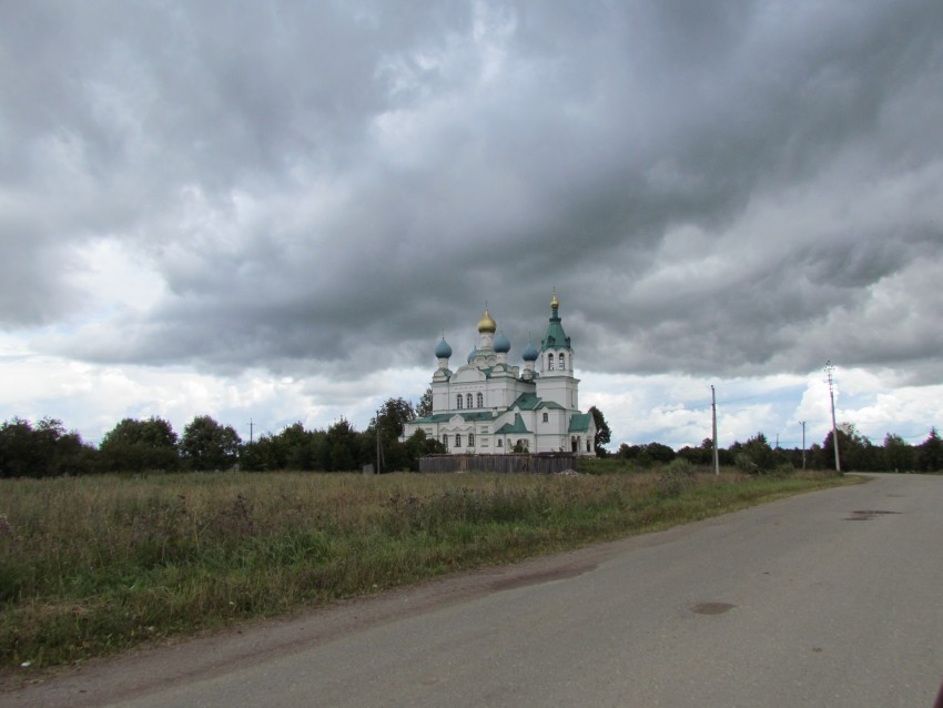 Городня. Церковь Димитрия Солунского. общий вид в ландшафте