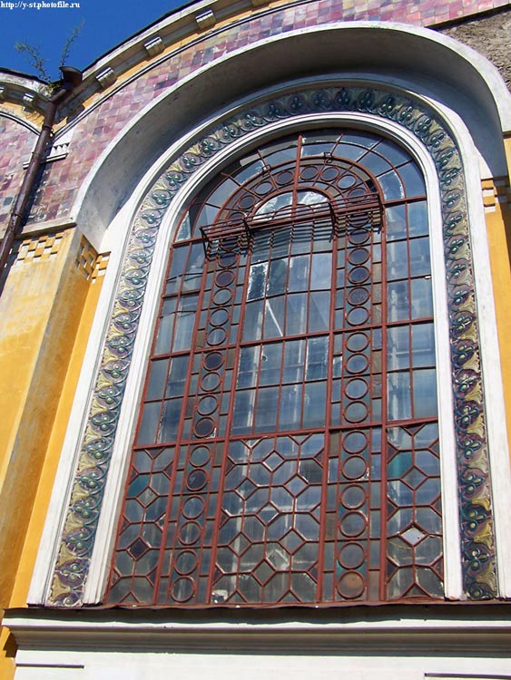 Церковь Иоанна Постника, Ярославль (Ярославль, город, Ярославская область). архитектурные детали, Окно-витраж