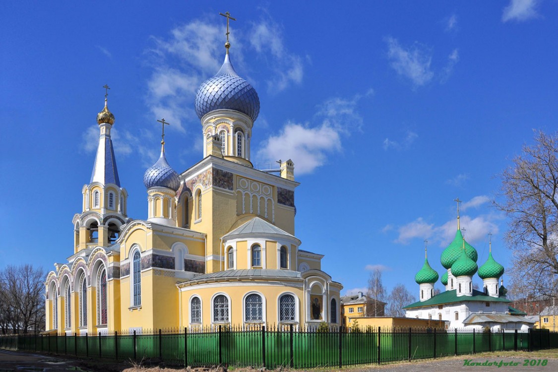 Церковь Иоанна Постника, Ярославль (Ярославль, город, Ярославская область). фасады, На заднем плане церковь Николая Чудотворца на Меленках.