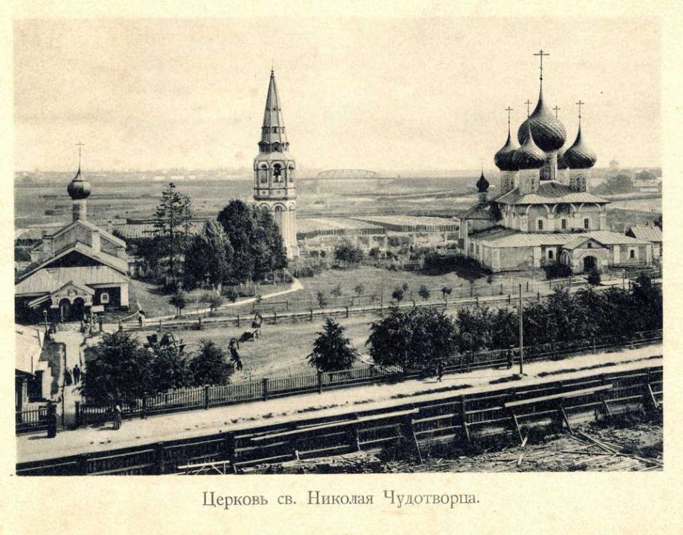 Церковь Николая Чудотворца на Меленках, Ярославль (Ярославль, город, Ярославская область). архивная фотография, Справа - Никольский храм, по левому краю фото - Успенская церковь, в центре - колокольня. Фото начала ХХ в.  
