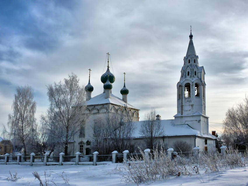 Норское. Церковь Михаила Архангела. общий вид в ландшафте