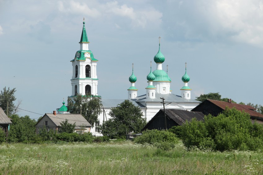 Церковь Андрея Стратилата, Сулость (Ростовский район, Ярославская область). общий вид в ландшафте