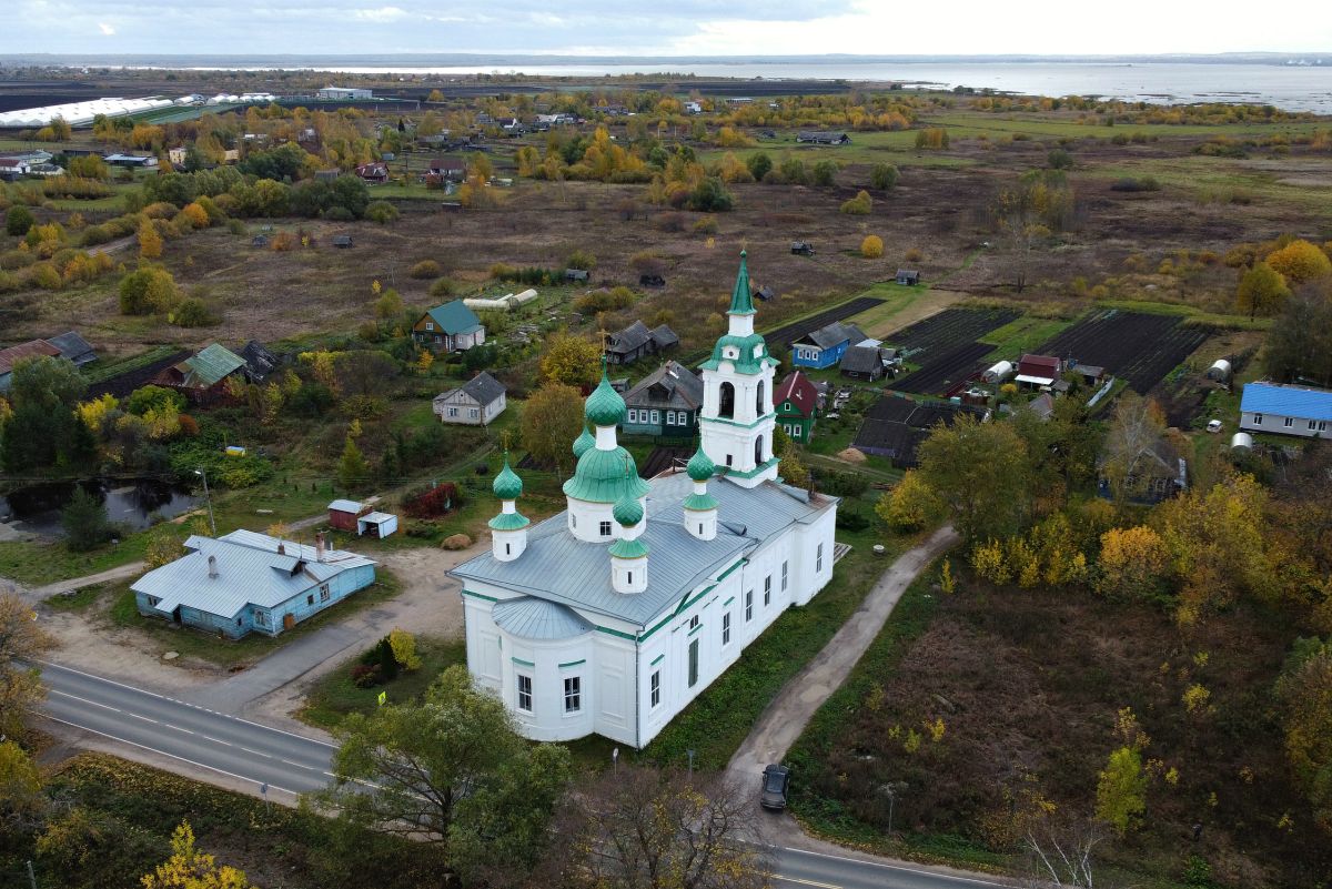 Сулость. Церковь Андрея Стратилата. общий вид в ландшафте