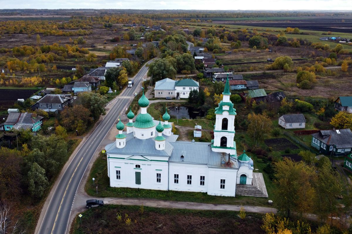 Сулость. Церковь Андрея Стратилата. общий вид в ландшафте