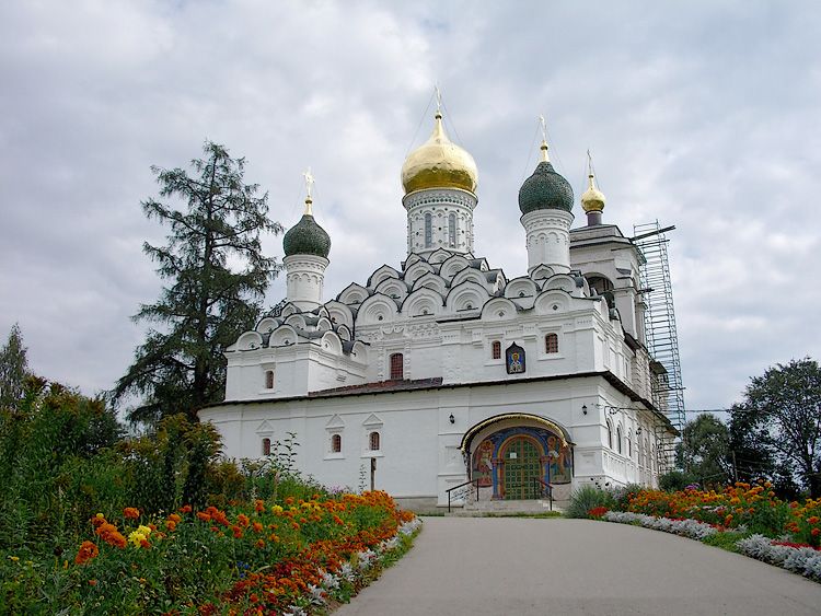 Николо-Урюпино. Церковь Николая Чудотворца. фасады, вход в храм
(цифровая фотография, проведена цветокоррекция)