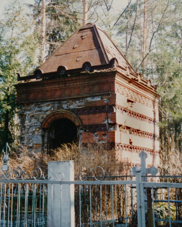 Церковь Николая Чудотворца (каменная), Луга (Лужский район, Ленинградская область). дополнительная информация, Усыпальница близ церкви