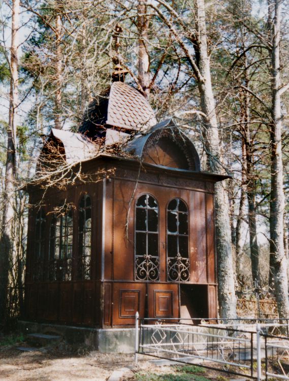 Церковь Николая Чудотворца (каменная), Луга (Лужский район, Ленинградская область). дополнительная информация, Усыпальница близ церкви