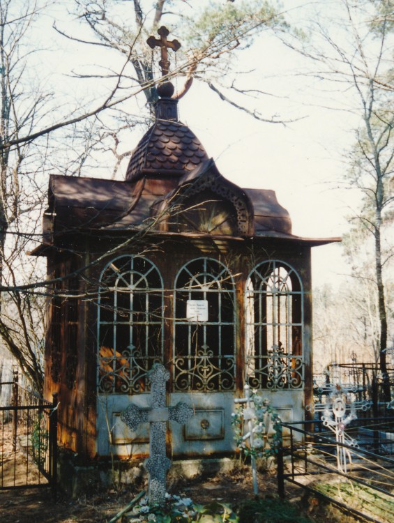 Церковь Николая Чудотворца (каменная), Луга (Лужский район, Ленинградская область). дополнительная информация, Усыпальница близ церкви