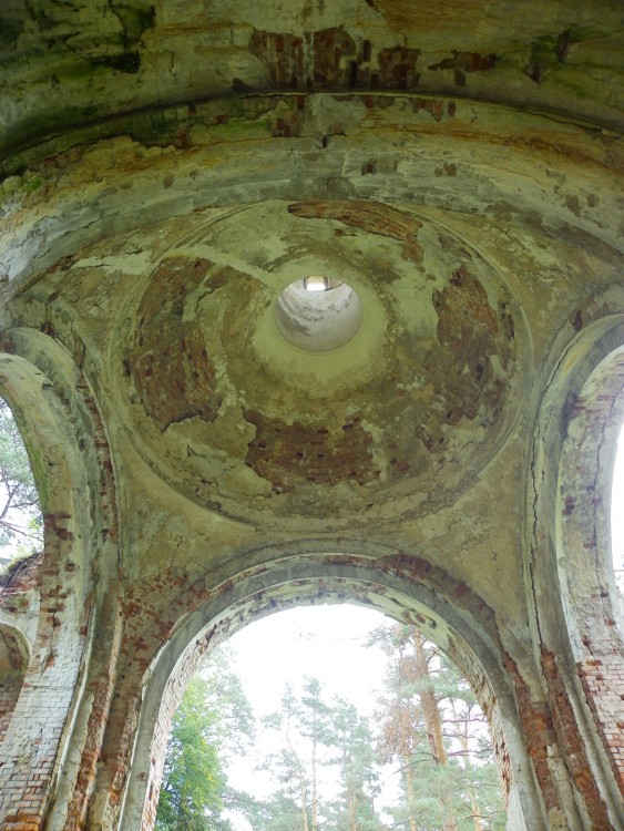 Церковь Николая Чудотворца (каменная), Луга (Лужский район, Ленинградская область). интерьер и убранство, Подкупольное пространство