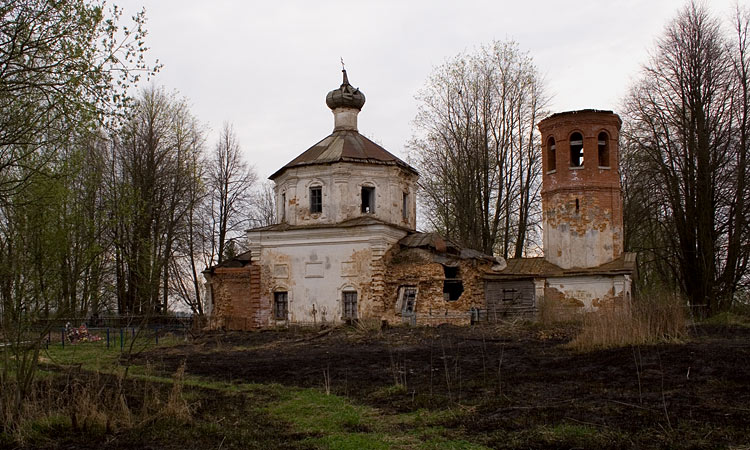Церковь Тихвинской иконы Божией Матери, Романщина (Лужский район, Ленинградская область). общий вид в ландшафте, Вид с дороги, ведущей к церкви