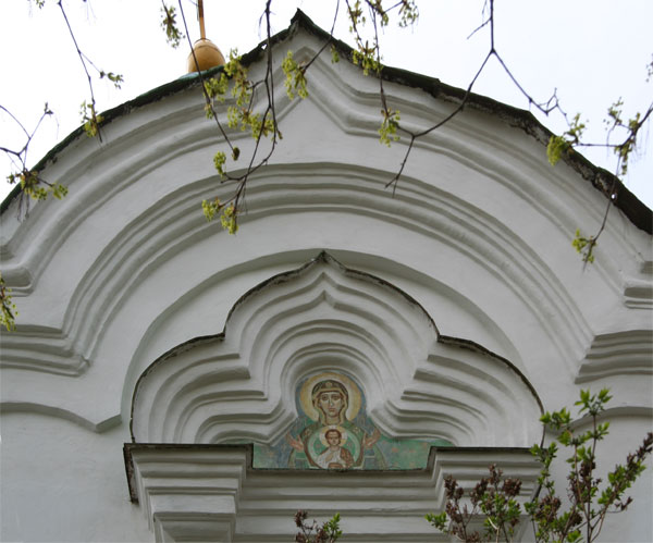 Церковь Воскресения Христова, Голубково (Петровский погост) (Лужский район, Ленинградская область). архитектурные детали, Икона на северном фасаде