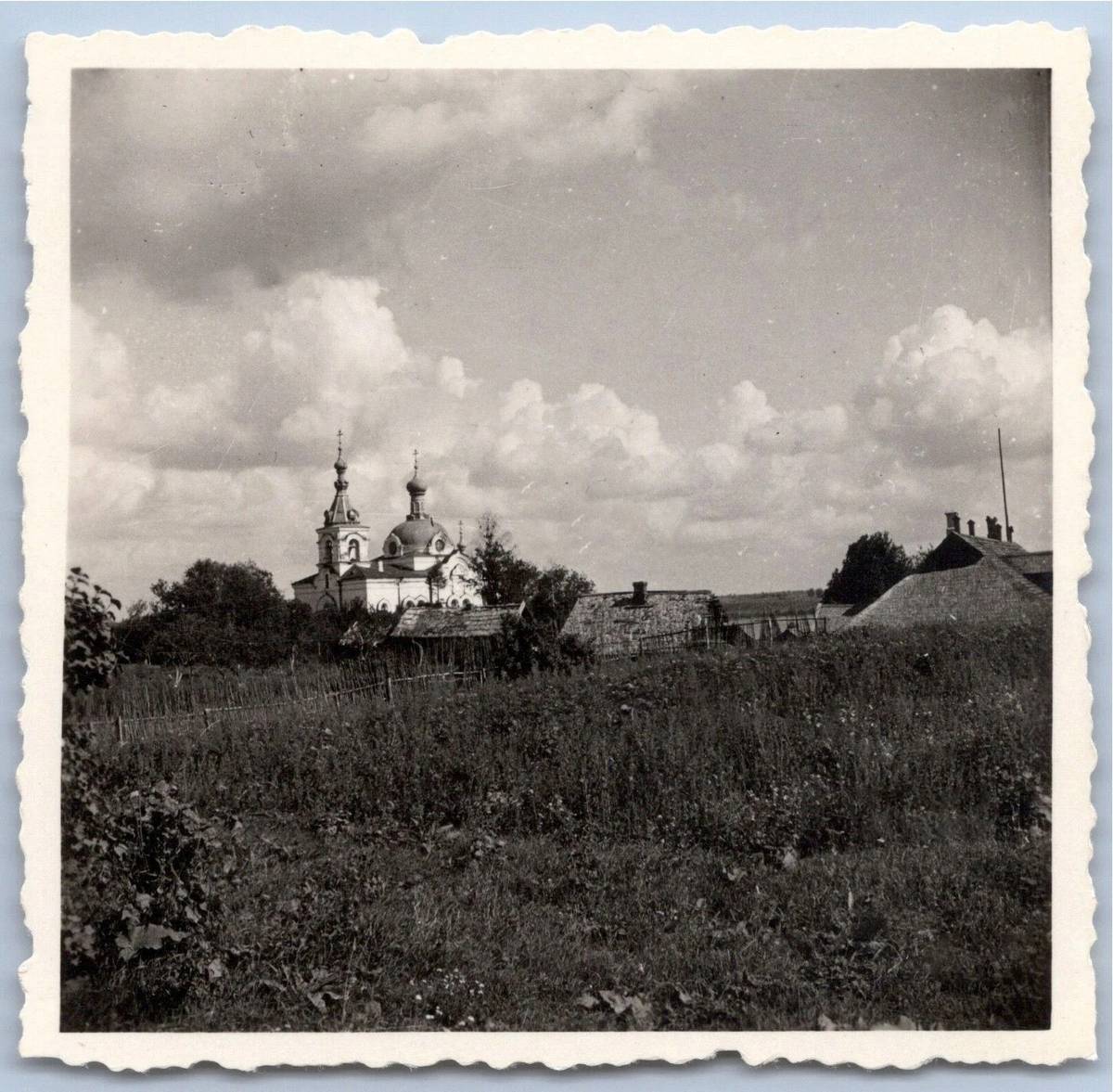 Храм в ландшафте села. Фото 1941 г. с аукциона e-bay.de, архивная фотография. Церковь Воскресения Христова, Голубково (Петровский погост) (Лужский район, Ленинградская область)