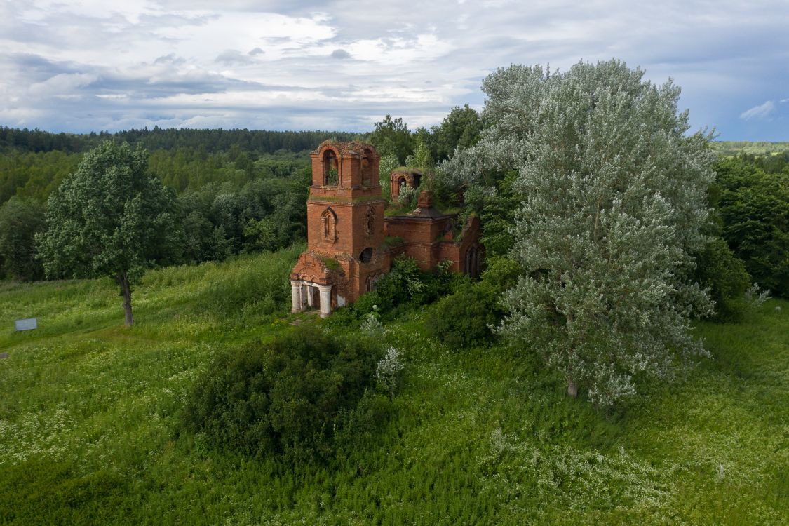 Церковь Покрова Пресвятой Богородицы, Вычелобок (Лужский район, Ленинградская область). общий вид в ландшафте