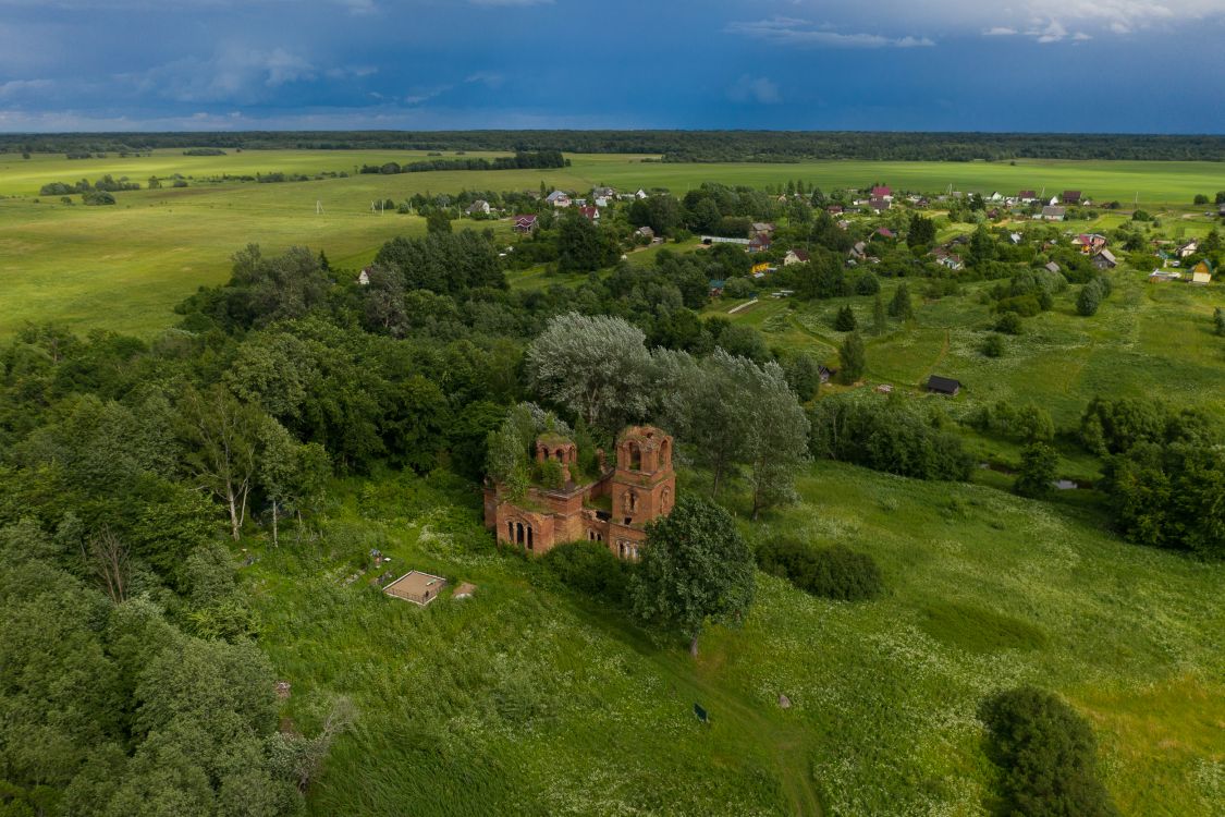 Церковь Покрова Пресвятой Богородицы, Вычелобок (Лужский район, Ленинградская область). общий вид в ландшафте