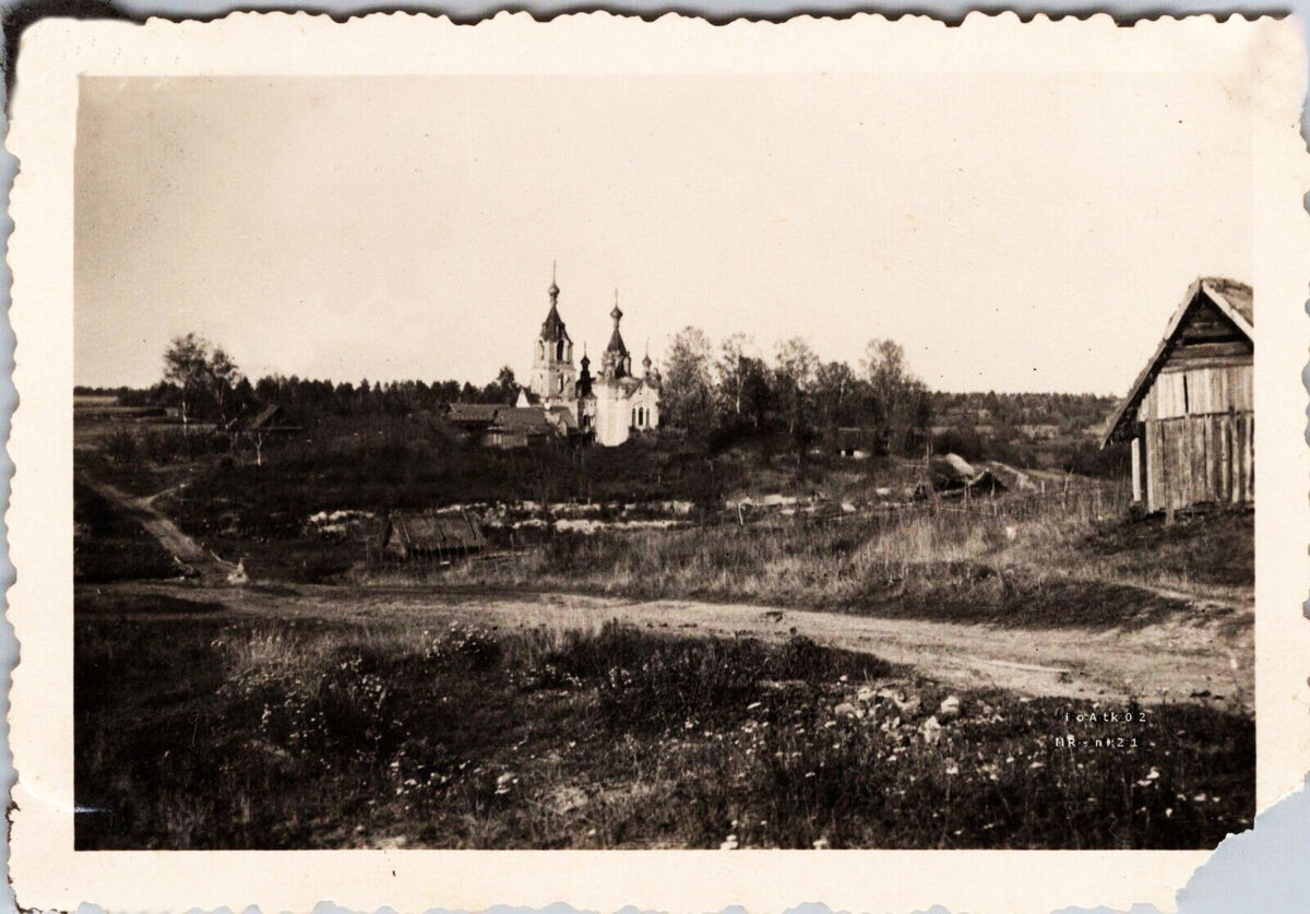 Церковь Покрова Пресвятой Богородицы, Вычелобок (Лужский район, Ленинградская область). архивная фотография, Храм в ландшафте села. Фото 1942 г. с аукциона e-bay.de