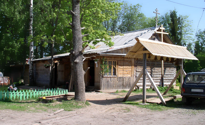 Церковь Петра и Павла (старая), Карташевская (Гатчинский район, Ленинградская область). фасады, Здании трапезной, где была освящена временная церковь Святого Николая Чудотворца.