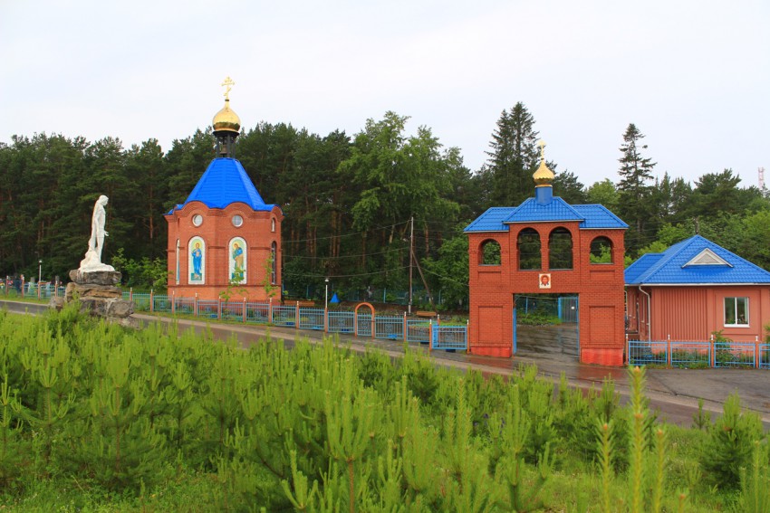 Михайловск. Церковь Михаила Архангела. общий вид в ландшафте