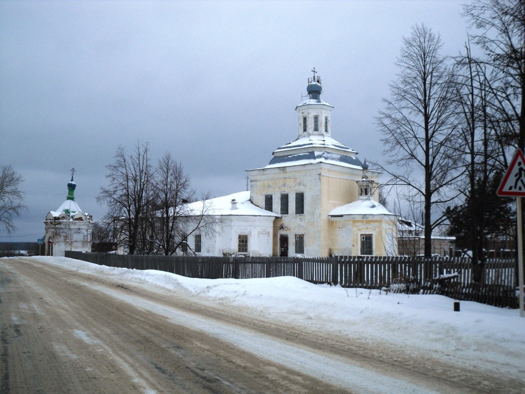 Красногорское. Церковь Спаса Нерукотворного Образа. общий вид в ландшафте