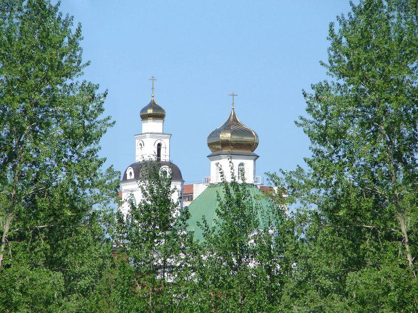 Екатеринбург. Церковь Спаса Преображения. общий вид в ландшафте