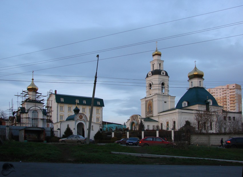 Екатеринбург. Церковь Спаса Преображения. общий вид в ландшафте