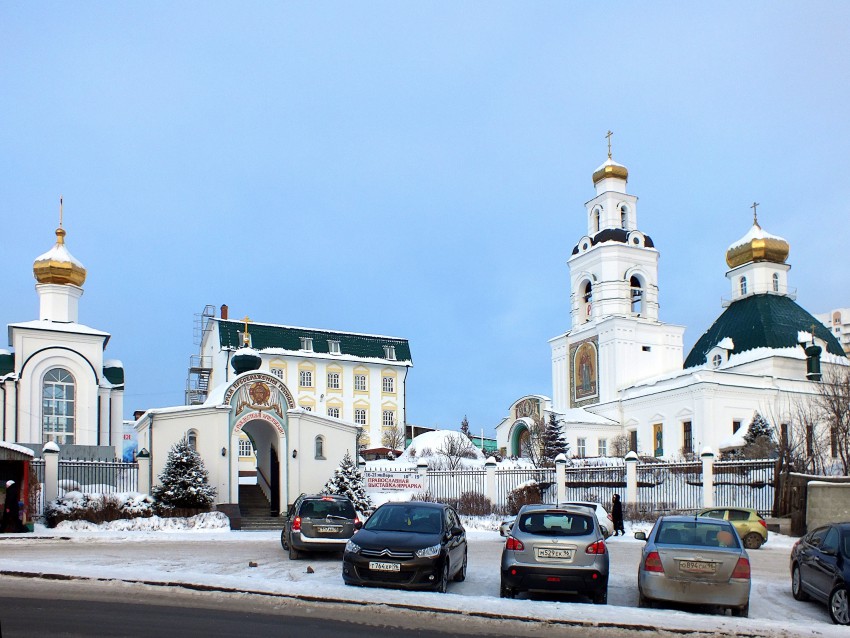 Церковь Преображения Господня, Екатеринбург (Екатеринбург (МО город Екатеринбург), Свердловская область). общий вид в ландшафте