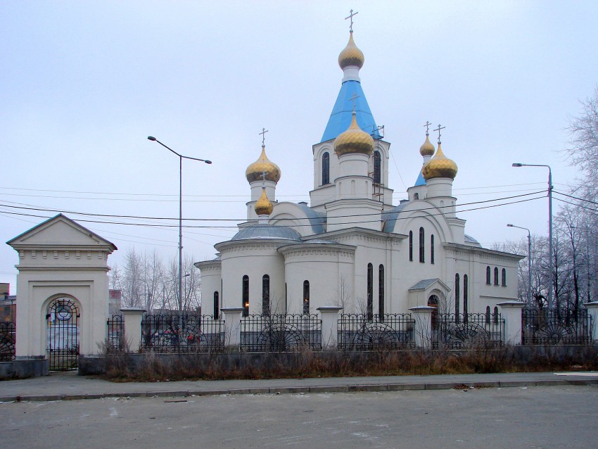 Екатеринбург. Церковь Рождества Христова на Уралмаше. общий вид в ландшафте