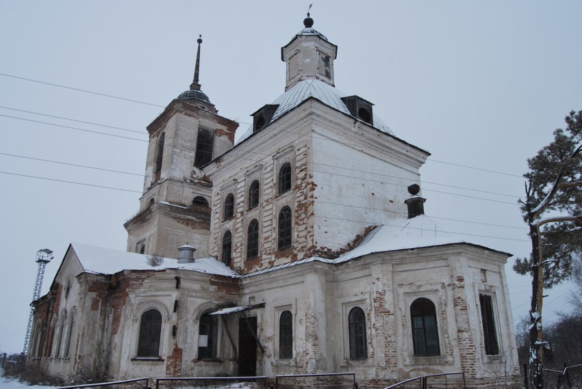 Новопышминское. Церковь Михаила Архангела. общий вид в ландшафте