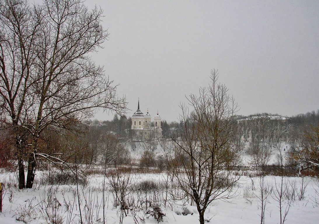 Балашиха. Церковь Спаса Преображения в Пехре-Яковлевском. общий вид в ландшафте