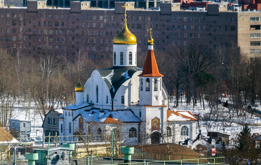 Реутов. Церковь Казанской иконы Божией Матери. общий вид в ландшафте, Вид храма из окна многоэтажного дома на Комсомольской улице