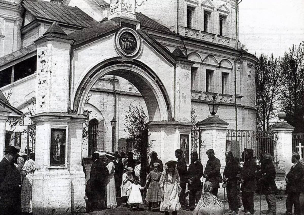 Церковь Михаила Архангела, Никольское-Архангельское (Балашихинский городской округ и г. Реутов, Московская область). архивная фотография, У ворот церкви. Из книги 