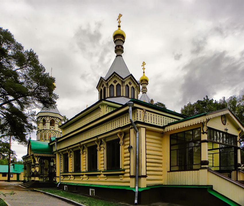 Удельная. Церковь Троицы Живоначальной. фасады