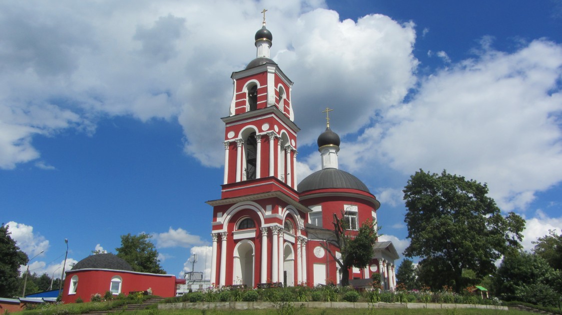 Лыткарино. Церковь Петра и Павла. общий вид в ландшафте