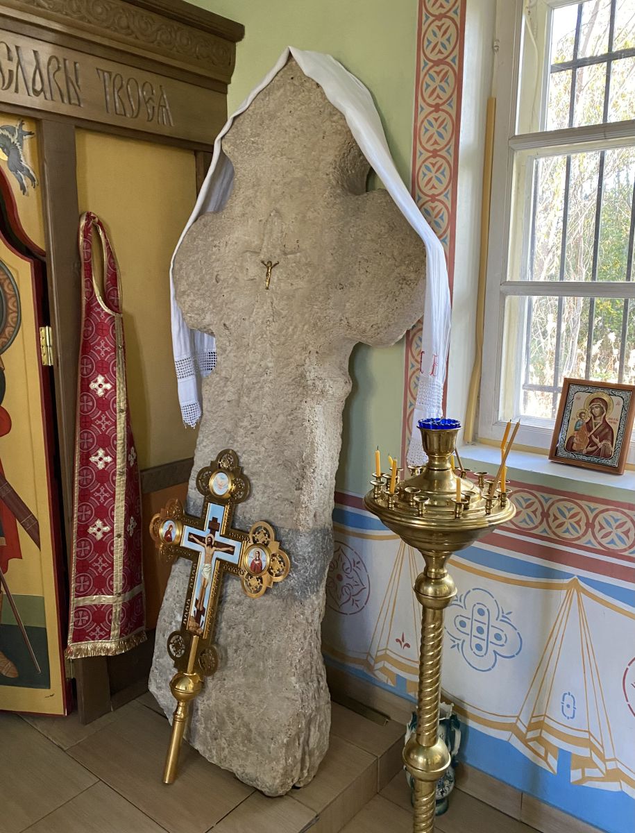 Часовня Георгия Победоносца, Ложголово (Сланцевский район, Ленинградская область). интерьер и убранство, Каменный крест