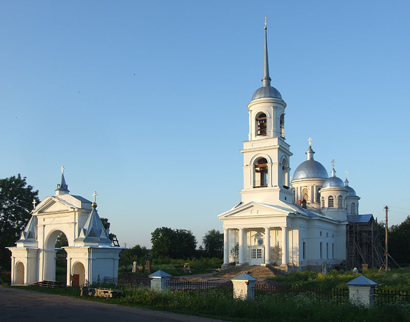 Церковь Рождества Христова, Надкопанье (Волховский район, Ленинградская область). общий вид в ландшафте, Вид с юго-запада.
В воротах – Никольская часовня.
Время съемки – 21:57