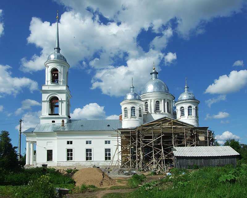 Церковь Рождества Христова, Надкопанье (Волховский район, Ленинградская область). фасады, Храм Рождества Христова. Вид из южных ворот ограды