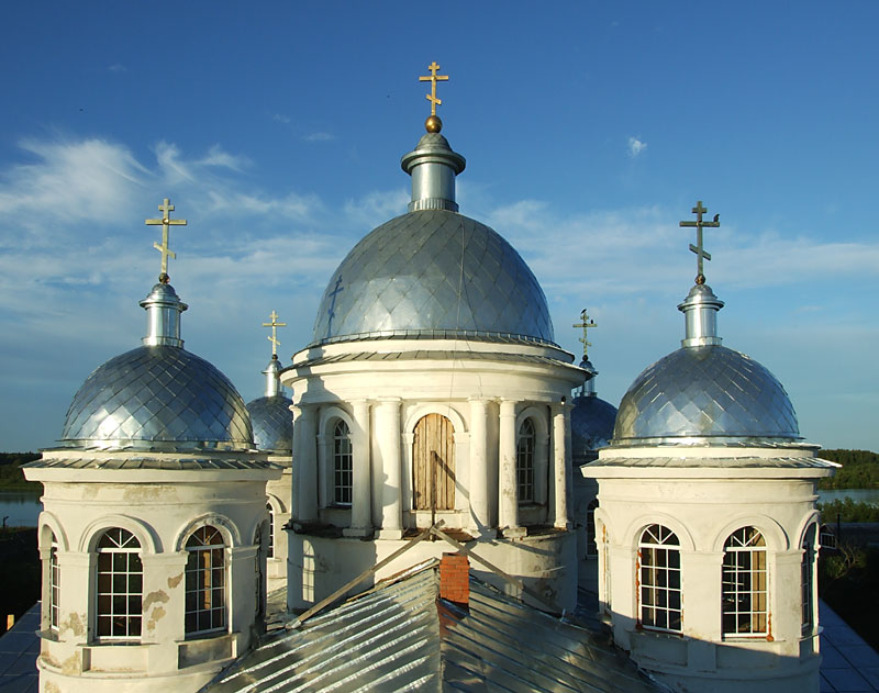 Церковь Рождества Христова, Надкопанье (Волховский район, Ленинградская область). архитектурные детали, Храм Рождества Христова. Вид с нижнего яруса колокольни на главки храма