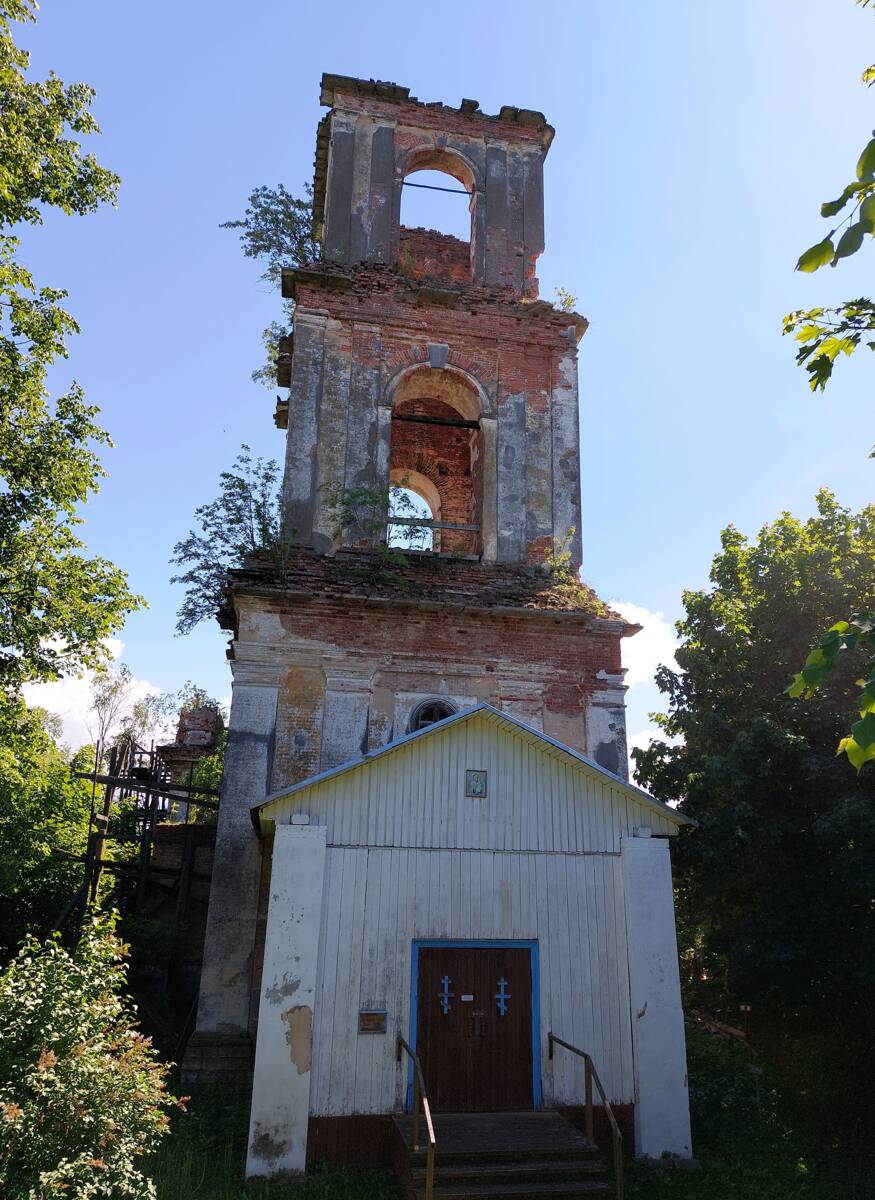 Церковь Смоленской иконы Божией Матери, Пономарёво (Лодейнопольский район, Ленинградская область). архитектурные детали