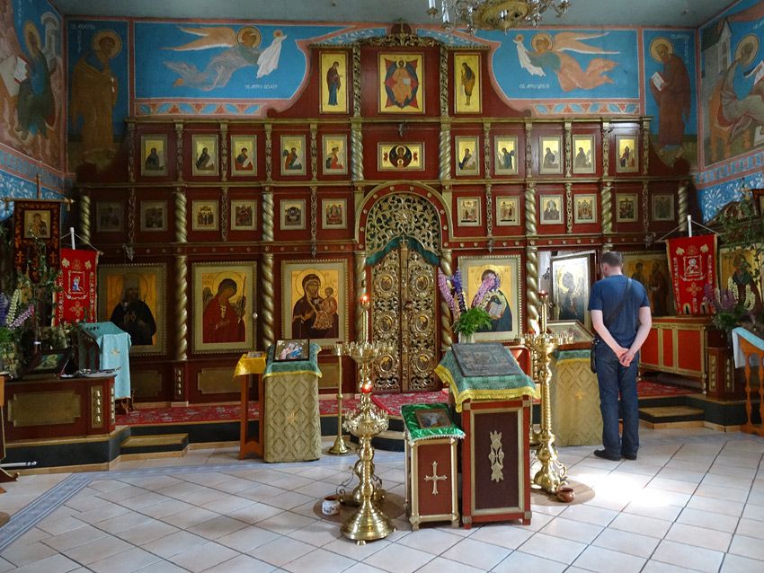 Церковь Петра и Павла, Лодейное Поле (Лодейнопольский район, Ленинградская область). интерьер и убранство, Использован старый иконостас, хранившийся в кладовке церкви в селе Важины Подпорожского р-на, он восстановлен, иконы написаны новые. (по словам сотрудницы церкви)
