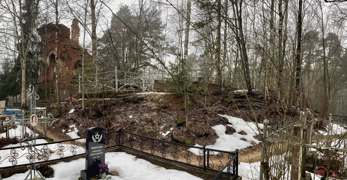 Вид с юго-востока. Холм правее фрагмента храма — это его руины, общий вид в ландшафте. Церковь иконы Божией Матери 