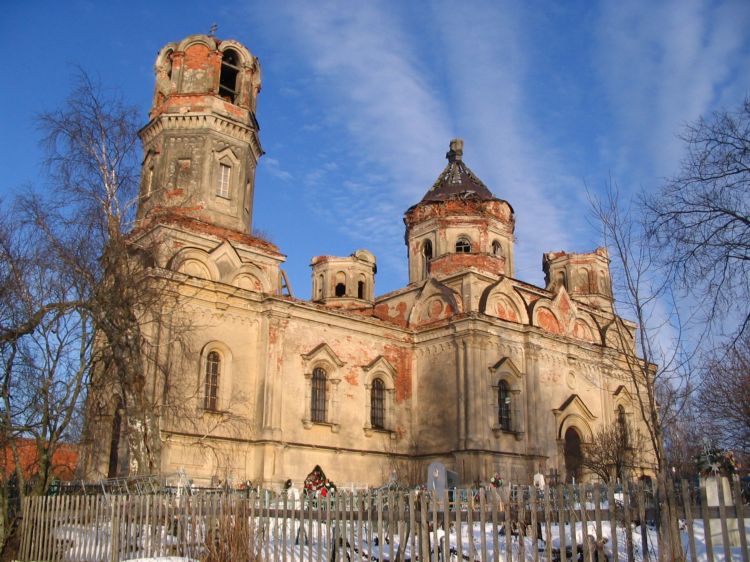 Иссад. Церковь Троицы Живоначальной. фасады