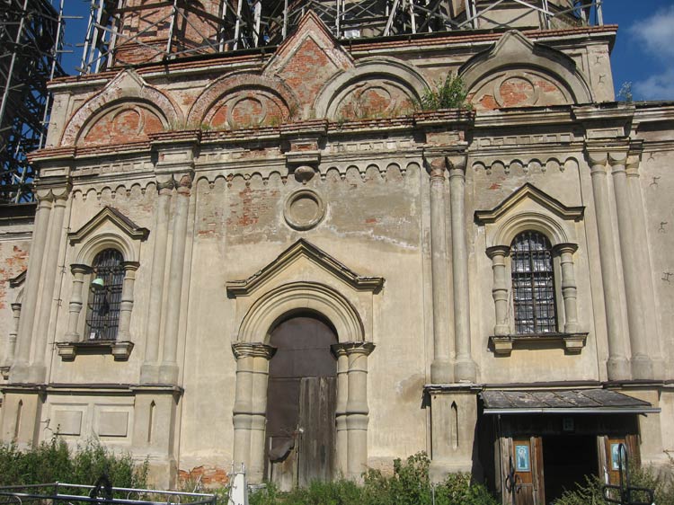 Иссад. Церковь Троицы Живоначальной. архитектурные детали