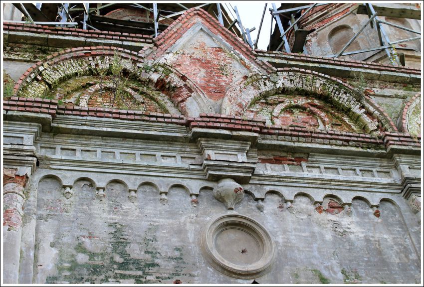 Иссад. Церковь Троицы Живоначальной. архитектурные детали