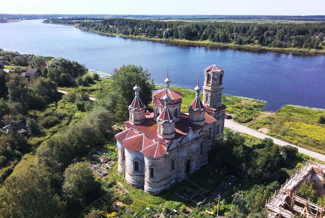 Иссад. Церковь Троицы Живоначальной. общий вид в ландшафте