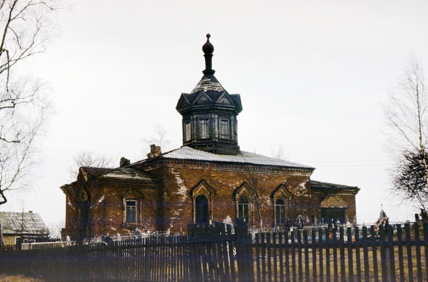 Церковь Модеста, Патриарха Иерусалимского, Иссад (Волховский район, Ленинградская область). фасады, В 1983 у церкви ещё были купол и крыша.