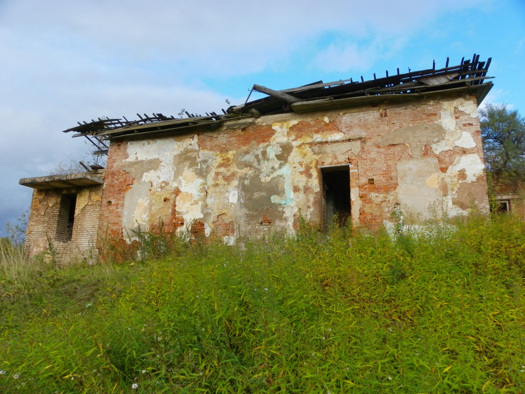 Церковь Покрова Пресвятой Богородицы, Колбеки (Бокситогорский район, Ленинградская область). фасады, Заложенный западный вход