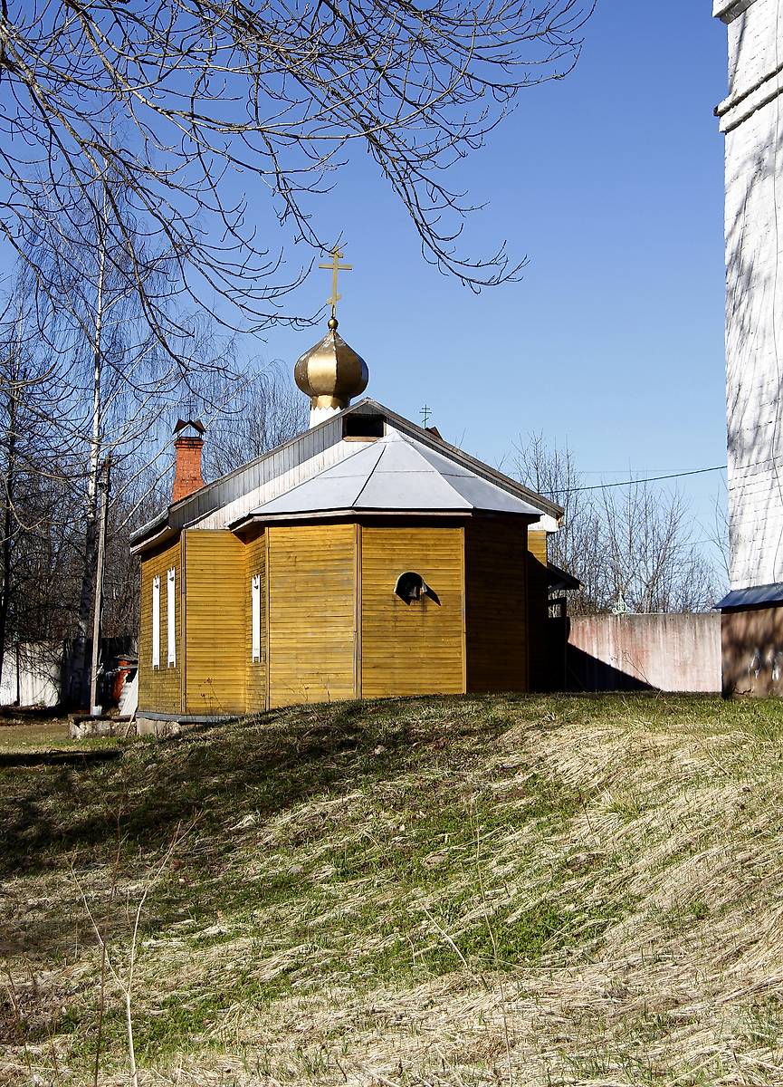 общий вид в ландшафте. Троицкий скит. Церковь Флора и Лавра, Сенно (Бокситогорский район, Ленинградская область)