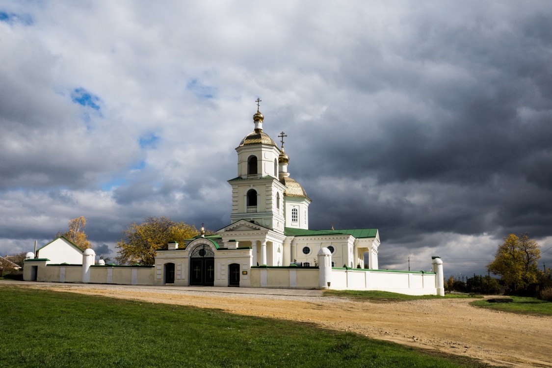 Новоселицкое. Церковь Спаса Преображения. общий вид в ландшафте, СПАСО-ПРЕОБРАЖЕНСКИЙ ХРАМ