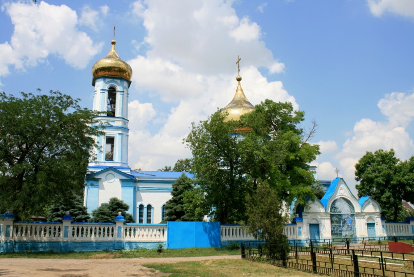 Покойное. Церковь Михаила Архангела. общий вид в ландшафте