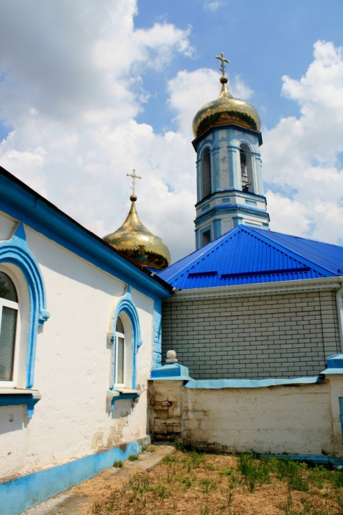 Покойное. Церковь Михаила Архангела. общий вид в ландшафте