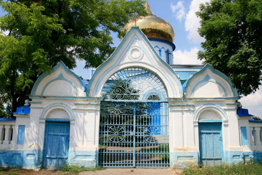 Покойное. Церковь Михаила Архангела. общий вид в ландшафте, Ограда